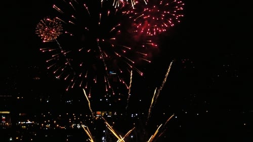 Abends blinkt ein Feuerwerk