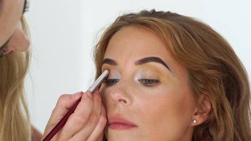 Gesichts-Make-up-Modell beim Auftragen von Make-up im Schönheitsstudio