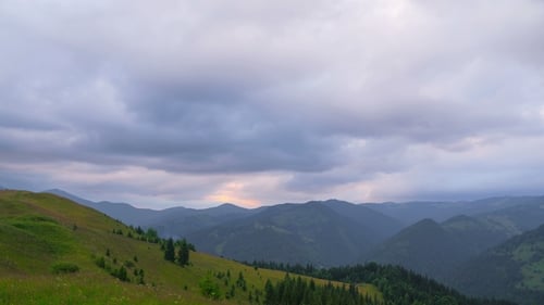 paisaje de montaña con nubes al atardecer