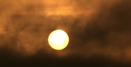Sonne, dunkle Wolken