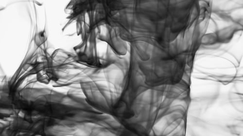 Wogen aus weißem, brennendem, turbulentem Rauch steigen durch den Rahmen vor dem Hintergrund