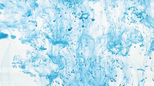 Farbige Tintenwolke wächst im Wasser