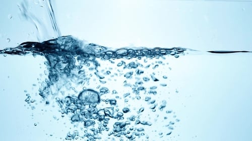 Éclaboussures d'eau avec bulles d'air