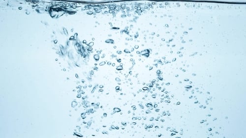 Wasserspritzer mit Luftblasen