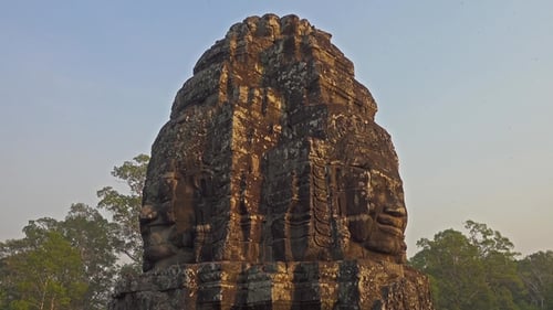 Des visages de pierre géants au temple du Bayon, Cambodge