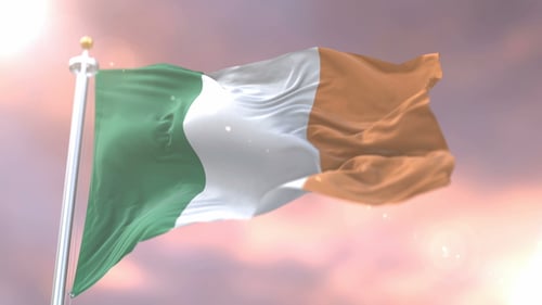 Bandera de Irlanda ondeando al atardecer