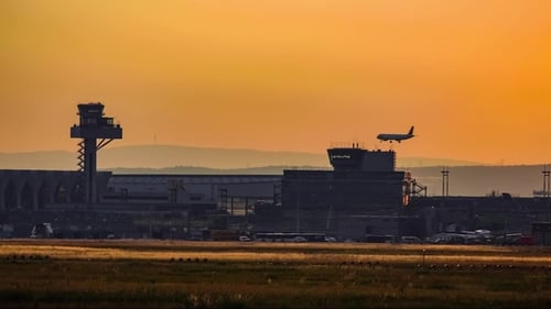 Passagierflugzeug landet bei Sonnenuntergang im Flughafen