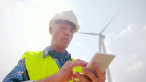Ingenieur nutzt digitales Tablet in Windturbinenparks