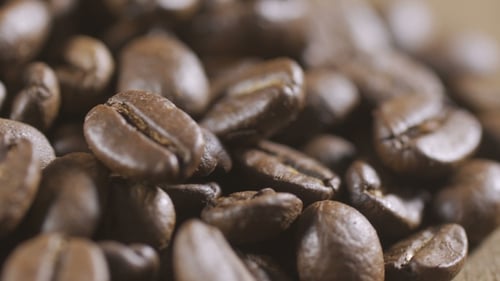 Kaffeebohnen im extremen Hintergrund Stock-Bildmaterial