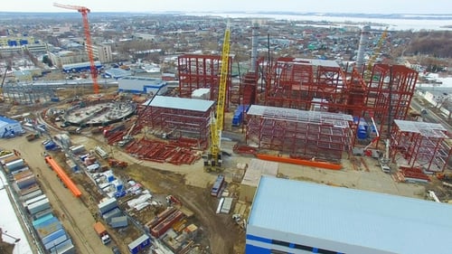 Gran sitio de construcción industrial con cadáveres