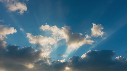 Professionell für schönen Himmel mit Sonnenstrahlen, keine Vögel, kein Flackern
