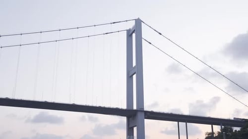 Brücke und ausgehende Autos.