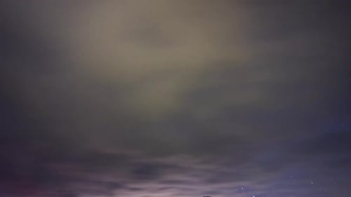 Sternenhimmel aus der Milchstraße Dicke Wolken bei Nacht