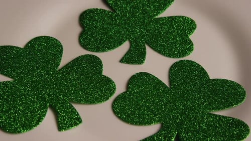 Rotierende Stock-Bildmaterial von St. Patty's Day Kleeblättern auf einer weißen Oberfläche - ST PATTYS 005