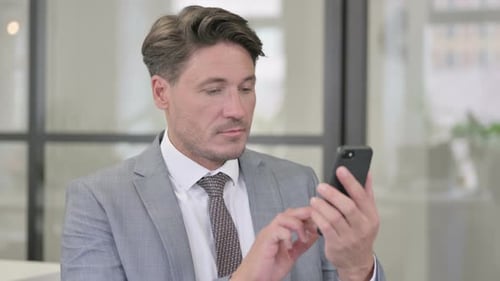 Mann mittleren Alters mit Smartphone
