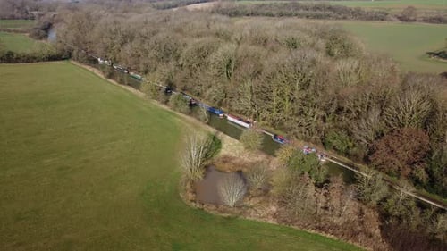 Barcos estrechos en el canal Grand Union Vista aérea del paisaje de Warwickshire