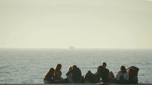 Pessoas relaxando à beira-mar