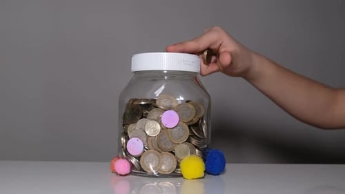 niño, tirar dinero, en, alcancía
