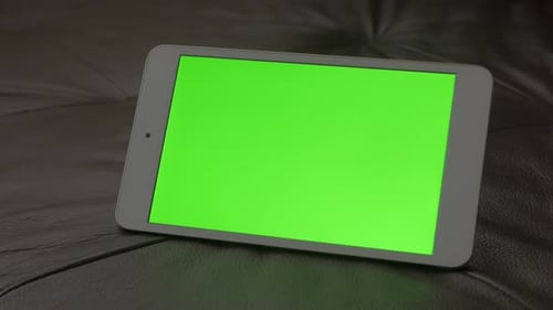 Greenscreen-Tablet-Display auf Wohnzimmer Ledersofa 4K 2160p UHD-Aufnahmen - Tablet PC mit kostenlosem