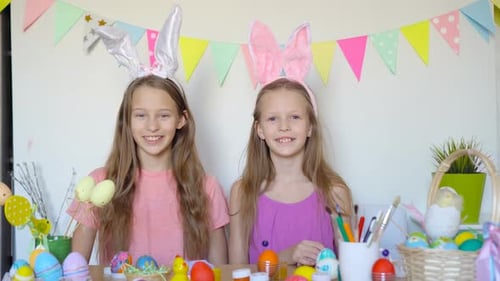 Frohe Ostern. Schöne kleine Kinder tragen am Ostertag Hasenohren.