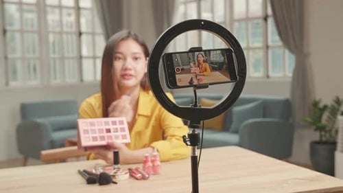 Pantalla de un blog de vídeo grabando un teléfono inteligente para una mujer bloguera de belleza asiática con maquillaje en el estudio de su casa