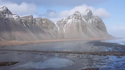 Drone de route étroite à marée basse et montagne brumeuse de Vestrahorn