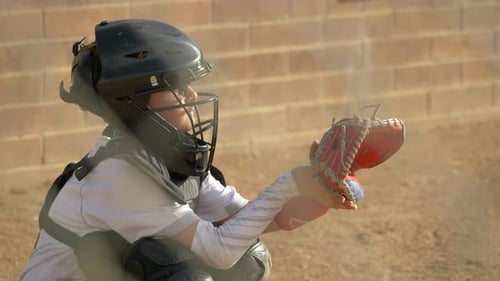 Junge spielt Catcher in einem Baseballspiel der kleinen Liga.