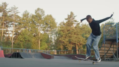 Adolescent faisant du kickflip sur un skateboard
