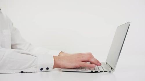 Uma pessoa trabalhando em um laptop