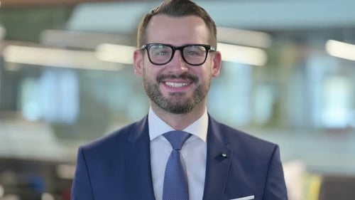 Portrait d'homme d'affaires d'âge moyen souriant à la caméra
