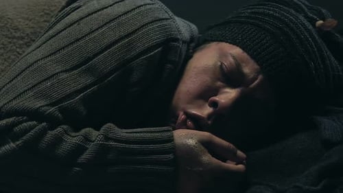 Sans-abri toussant, souffrant de grippe ou de tuberculose, maladie contagieuse