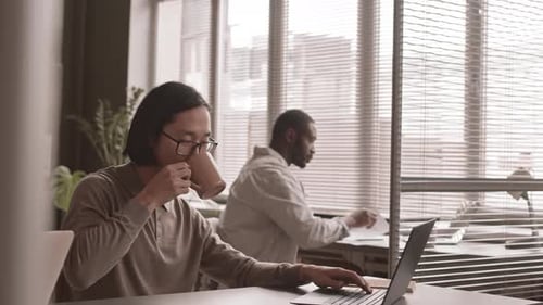 Des collègues diversifiés travaillant ensemble au bureau