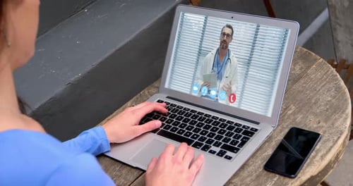 Mujer hablando en videoconferencia en su portátil
