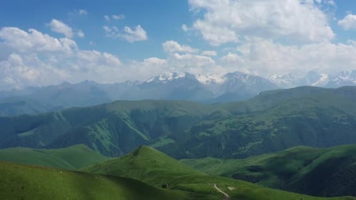 Montagnes du Caucase sous des nuages mouv