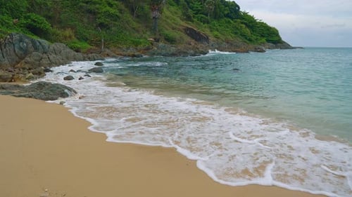 playa en una isla tropical en una hermosa laguna con palmeras