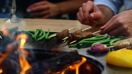Homme méconnaissable tournant un kebab à l'extérieur