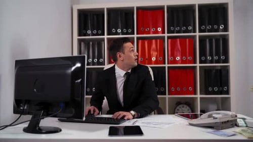Deux hommes d'affaires matures ont une bonne affaire et une vente. Le bonheur de gagner.