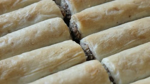 Baklawa de tarte phyllo turque traditionnelle aux noix 4K 2160p 30 images par seconde, vidéo inclinable UHD - Arabic des