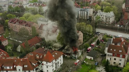 Un edificio de apartamentos completamente envuelto en un incendio en el casco antiguo de Gdansk