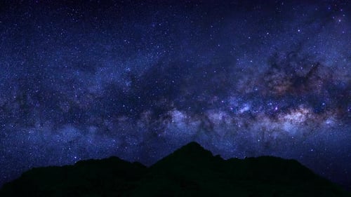 Klarer und sternenklarer Himmel in der Nachtmilchstraße