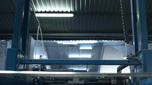 Processus de travail de la machine de levage d'entrepôt d'usine et stockage technologique