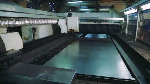 Plasma-Laserschneiden von Blechen mit Funken Computer CNC