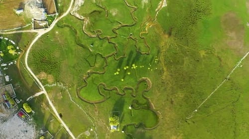 Green Meadow, haut dans les montagnes de Turquie, filmé par un Drone