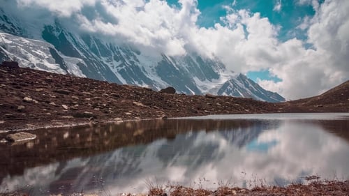 Reflejos de la montaña en un lago