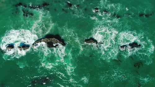 Ozeanische Wellen zerfallen in Felsen — Blick vom Gipfel Malibu, Kalifornien