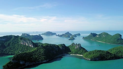 Luftbild der tropischen Inseln im Angthong National Marine Park in Thailand