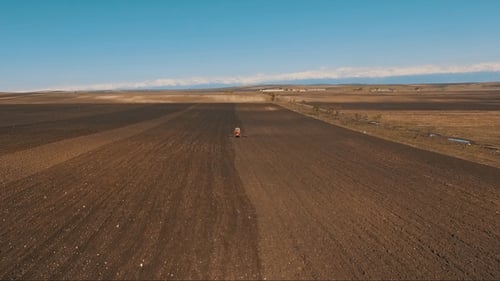 Campo de cultivo de tractores agrícolas