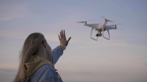 Über Meer fliegen Copter checkt Video von Mädchen