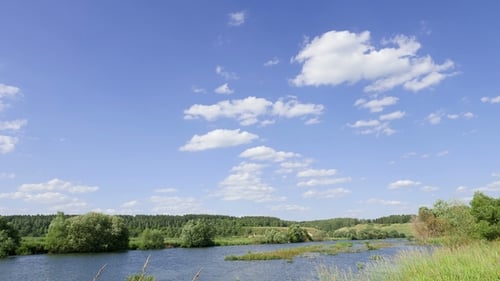 Landschaft vor blauem Himmel mit weißen Wolken. Zeitintervall,