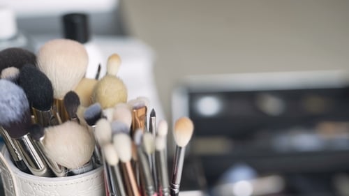 Pinsel-Set für Make-up auf dem Tisch